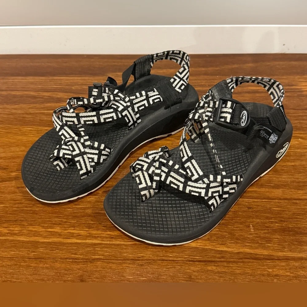 Chaco Sandals Size 6 Black White Pattern Adjustable Outdoor Hiking - Picture 2 of 11